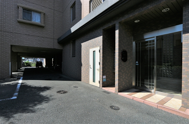 日当たりが良いエントランスです