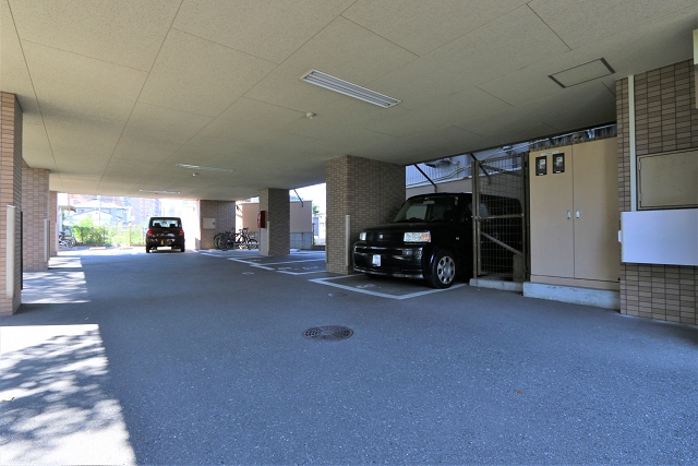 マンション一階に駐車場があります