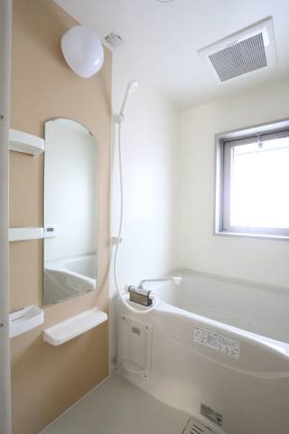 バスルームにも窓が有るので換気も楽々
