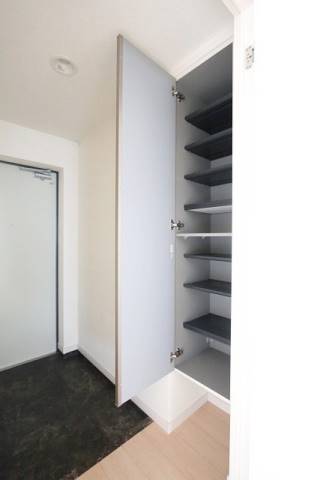 玄関にはたっぷり収納のシューズボックス