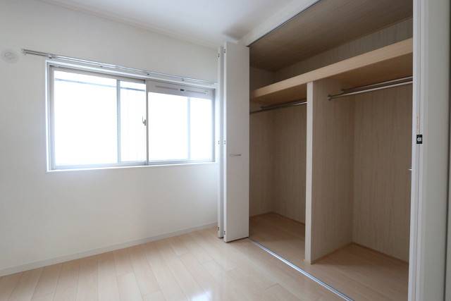 壁一面収納で荷物が多い方も安心の収納力