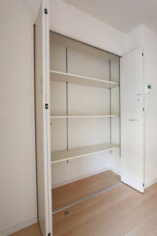 リビングにも収納があるので便利ですよ