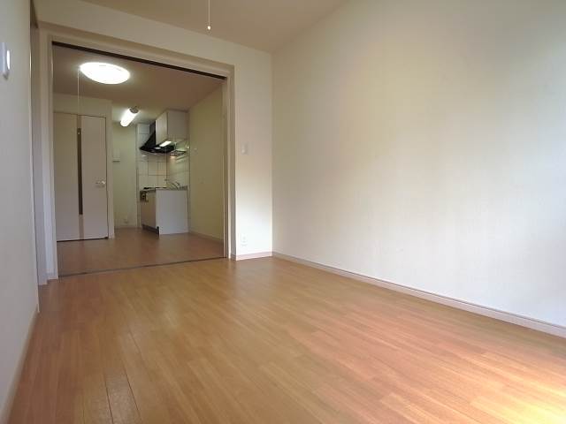 白ベースの明るいお部屋です！