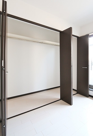 壁一面収納でたっぷり収納可能です