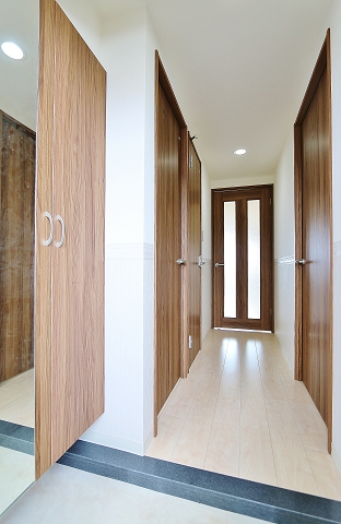 清潔感ある玄関で圧迫感もありませんよ