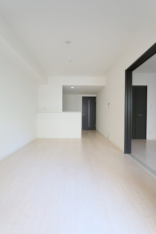 白基調の広々10帖のリビングです