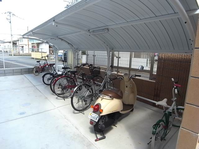 屋根付きの駐輪場で雨の日も安心です
