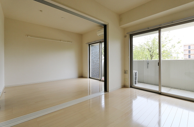 大きな窓で明るい生活空間です