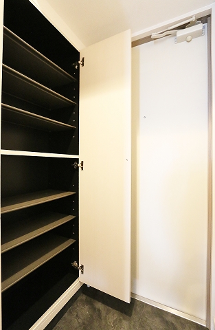 沢山の靴が収納できるシューズボックスです