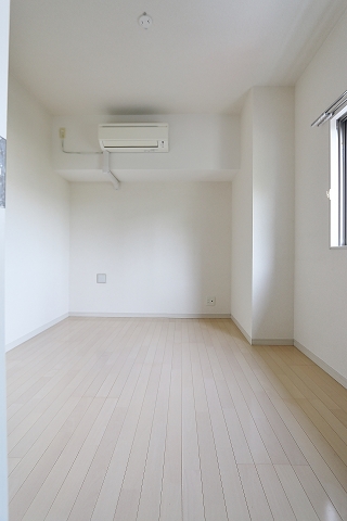 もう一部屋の洋室も広々しています