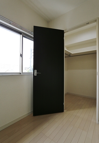 もう一部屋の洋室にもウォークインクローゼットがあります