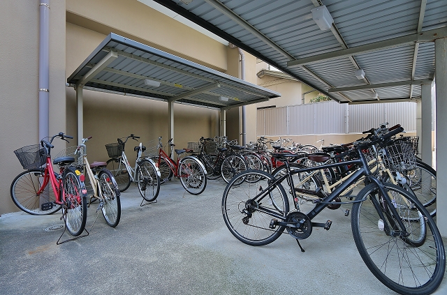 屋根付き駐輪場で大切な自転車やバイクを守れます