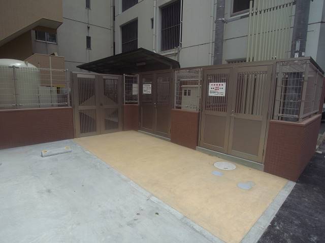 入り口を出てすぐの所にゴミ捨て場があります