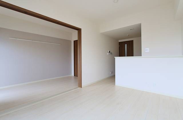 白基調のオシャレなリビングです