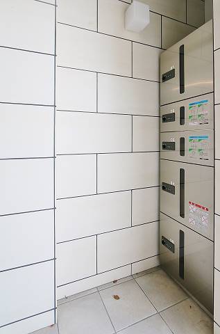 外出が多い方でも安心の宅配ボックス付きです