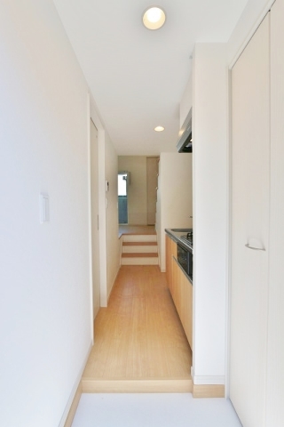 白を基調とした玄関で明るいですね