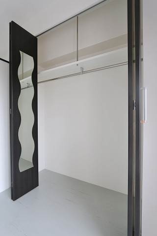 姿見付のクローゼットです
