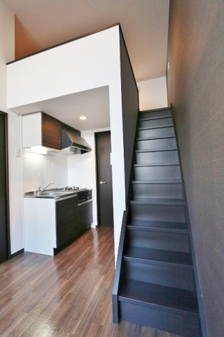 ロフトへと上がる階段です