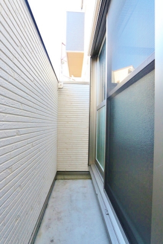 バルコニーは通行人と目が合わない高さなので安心