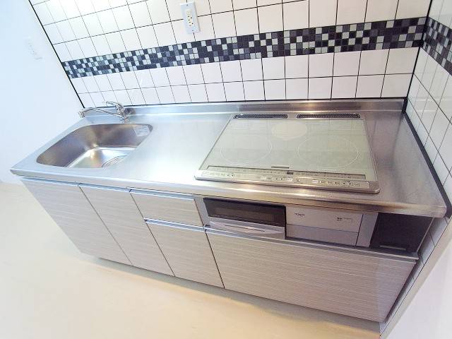 ワイドサイズのシステムキッチンで調理スペース広々