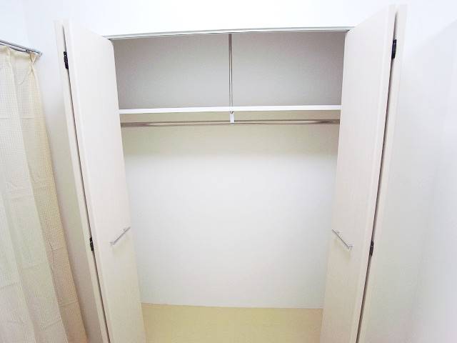 上部収納とクローゼットでお部屋スッキリ