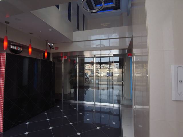 まるでホテルのような高級感あるエントランスでお出迎え