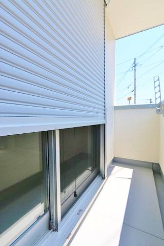 シャッター付きのバルコニーです