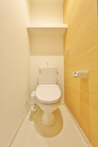 収納棚が付いたトイレ空間