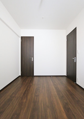 玄関左の洋室です