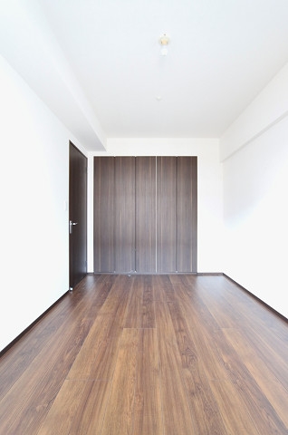 バルコニー側の洋室です