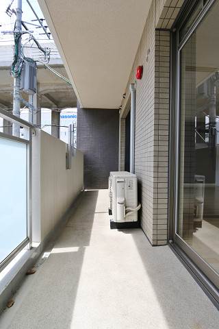 バルコニーも広々、洗濯物もよく乾きそうですね