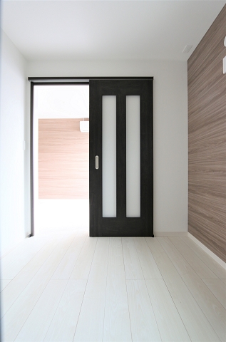 小さな窓があるので明るく感じます