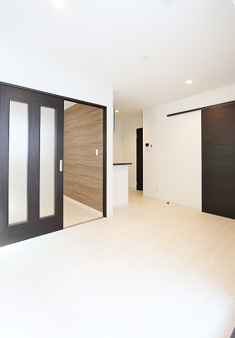 キッチンの横に冷蔵庫スペースあります