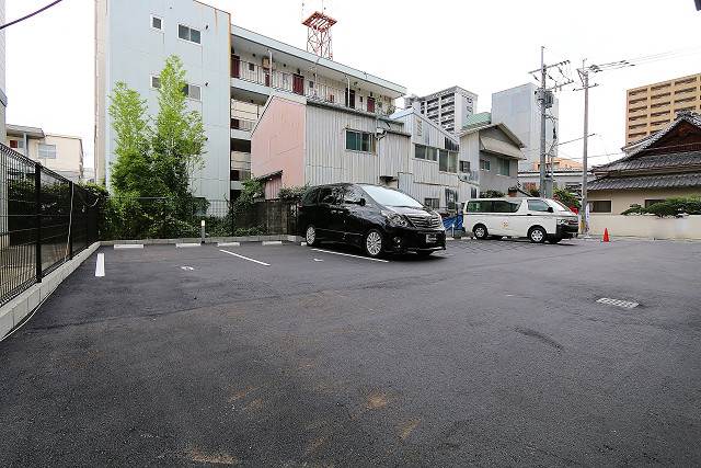 敷地内駐車場もキレイです