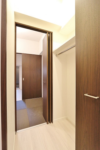 和室と洋室をつなぐウォークスルークローゼットです
