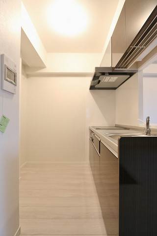 キッチンの後ろには食器棚などが置けます