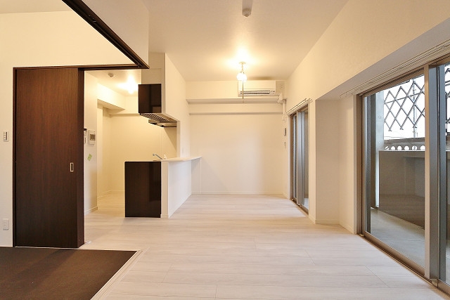 奥行きのある広々としたリビングです