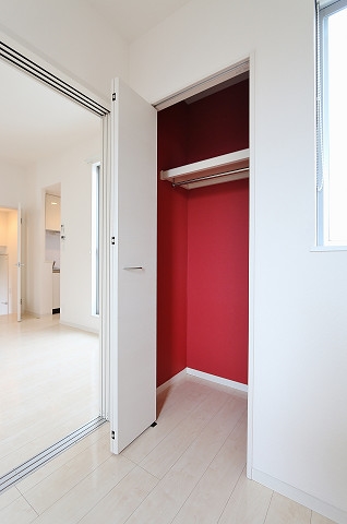 赤いクロスがオシャレなクローゼットです