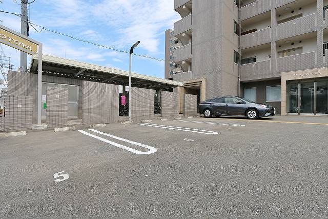 敷地内に駐車場ございます