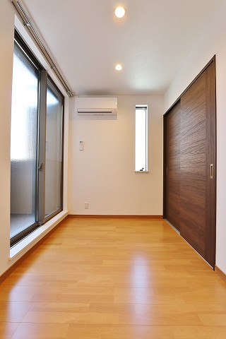 明るいリビングで快適に過ごせます。