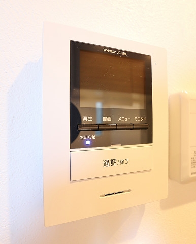 モニター付きインターホンで女性も安心です