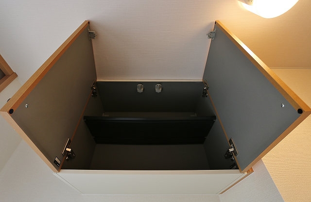 玄関上部に収納スペースがあります