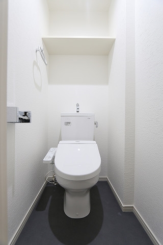 ウォシュレット付きの清潔感のあるトイレですね