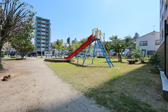 お子様も遊べる公園もありますよ