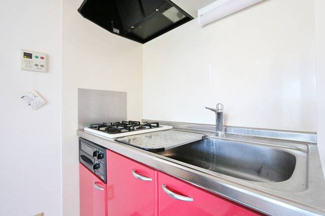 お洒落なキッチンは２口コンロとグリル付き