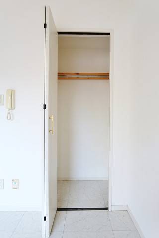 お洋服はこちらへ