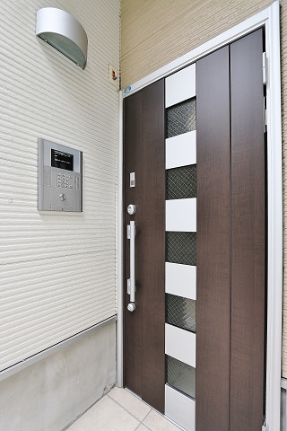 落ち着いた雰囲気のエントランスですね