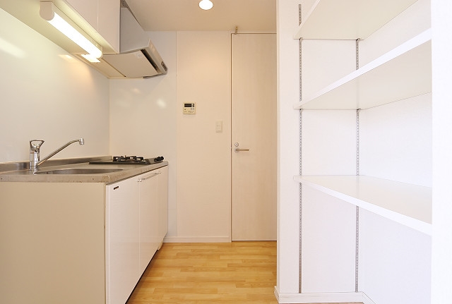 2口システムキッチン　冷蔵庫スペースもございます