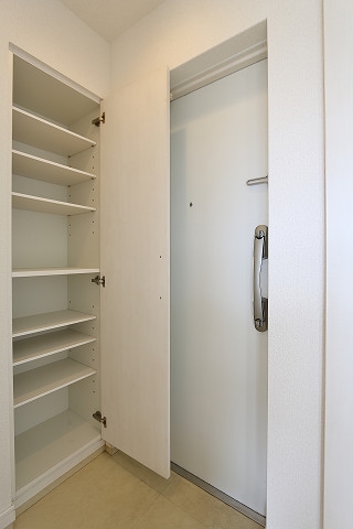 スニーカーからブーツまでたくさんの靴が収納できます