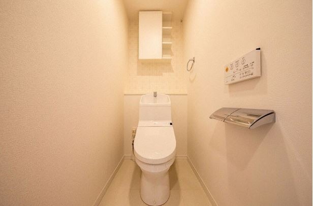 小さな収納が嬉しいトイレ空間